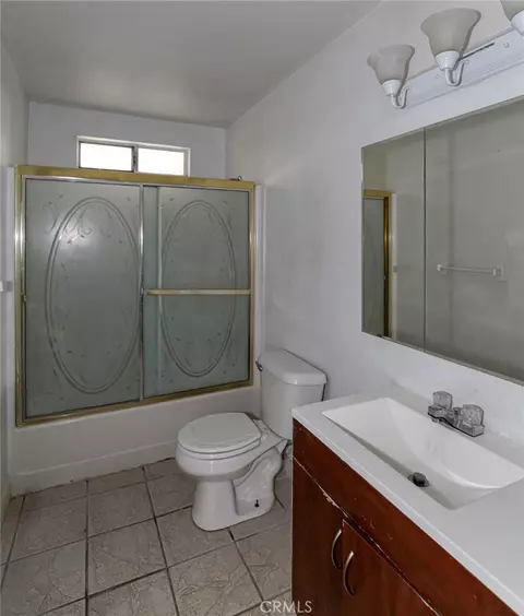 Bath - 268 E 10th St, Merced, CA 95341 photo 6 of 9