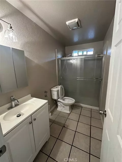 Bath - 268 E 10th St, Merced, CA 95341 photo 8 of 9