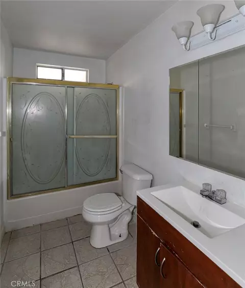Bath - 268 E 10th St, Merced, CA 95341 photo 6 of 9