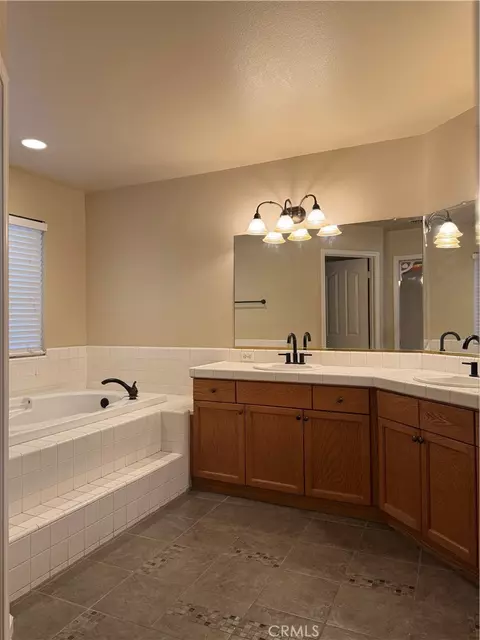 Bath - 5170 Coronado St, Chowchilla, CA 93610 photo 2 of 2