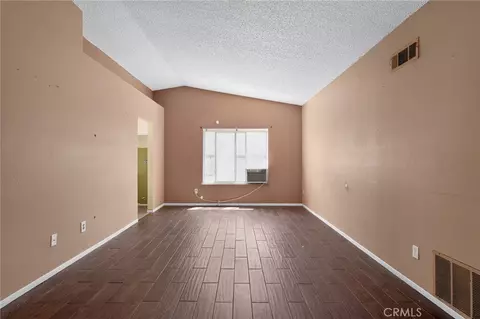 Living - 498 Serrana, Perris, CA 92570 photo 2 of 6