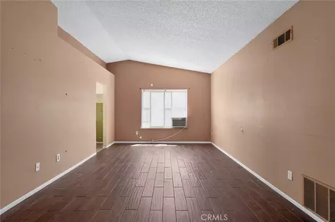 Living - 498 Serrana, Perris, CA 92570 photo 2 of 6