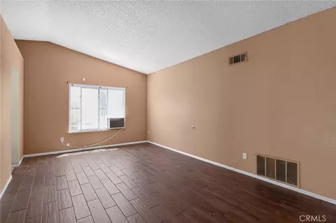 Living - 498 Serrana, Perris, CA 92570 photo 5 of 6