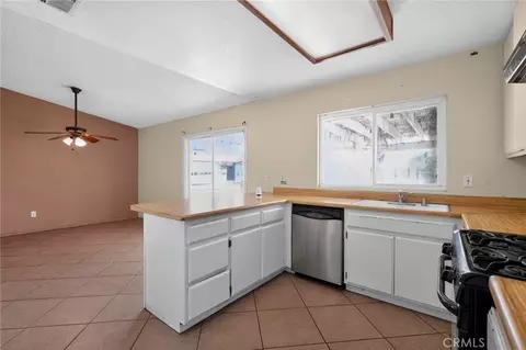 Kitchen - 498 Serrana, Perris, CA 92570 photo 3 of 3