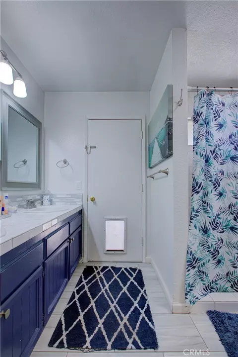 Bath - 1146 Gregory Ct, Merced, CA 95340 photo 3 of 4