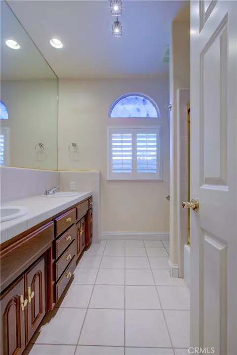 Bath - 591 Bobolink Ct, Merced, CA 95340 photo 1 of 7