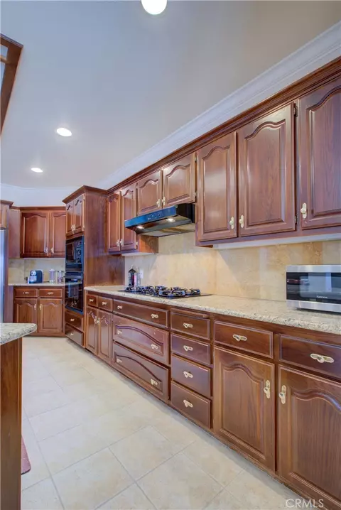Kitchen - 591 Bobolink Ct, Merced, CA 95340 photo 7 of 10