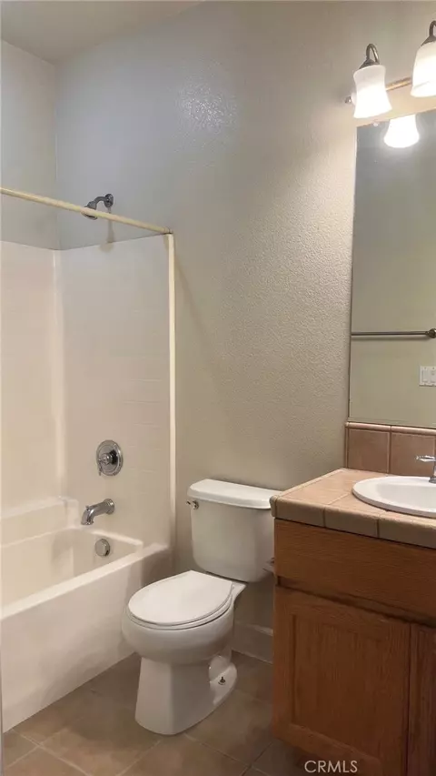 Bath - 424 Barclay Way, Merced, CA 95348 photo 1 of 2