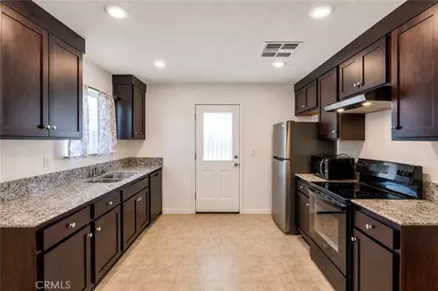 Kitchen - 677 Mackenzie Ct, Merced, CA 95341 photo 2 of 5