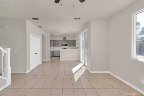 Living - 520 Beckman Way, Merced, CA 95348 photo 4 of 5