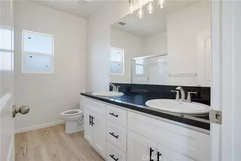 Bath - 444 Oleander Ct, Chowchilla, CA 93610 photo 2 of 2