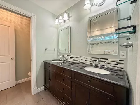 Bath - 887 Purdue Ct, Merced, CA 95348 photo 2 of 4