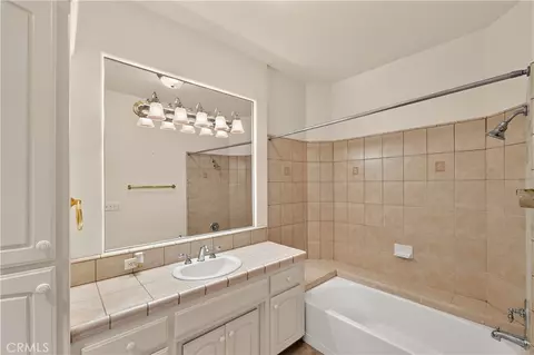 Bath - 3077 Express Ct, Madera, CA 93637 photo 1 of 4