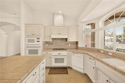 Kitchen - 3077 Express Ct, Madera, CA 93637 photo 3 of 4