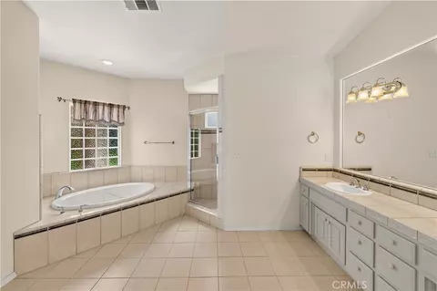 Bath - 3077 Express Ct, Madera, CA 93637 photo 2 of 4