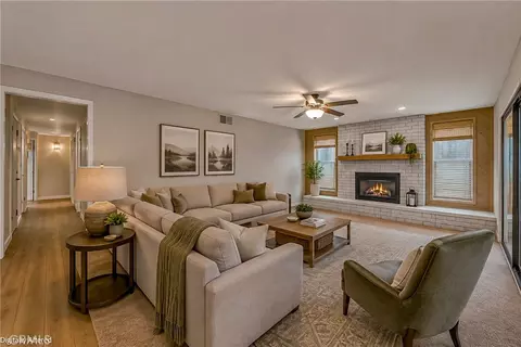 Living - 587 W Donna Dr, Merced, CA 95348 photo 5 of 7