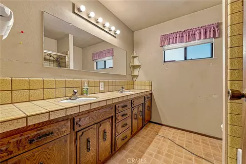 Bath - 587 W Donna Dr, Merced, CA 95348 photo 1 of 2