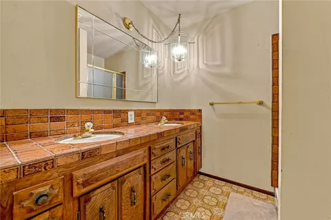 Bath - 587 W Donna Dr, Merced, CA 95348 photo 2 of 2