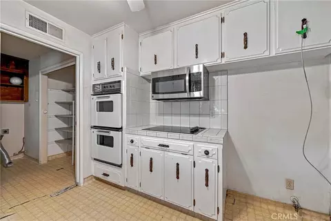 Kitchen - 587 W Donna Dr, Merced, CA 95348 photo 4 of 6