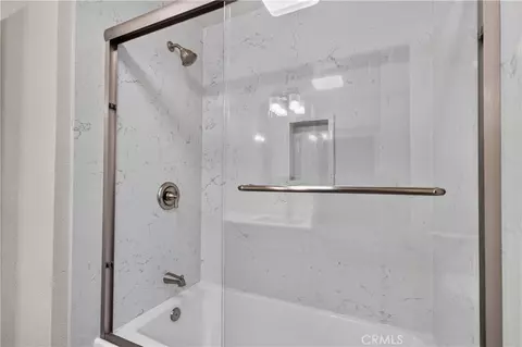 Bath - 698 Roberts Ct, Merced, CA 95340 photo 2 of 5