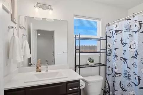 Bath - 670 Elizabeth Ct, Merced, CA 95341 photo 1 of 2