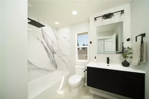 Bath - 1724 Bergen Dr, Modesto, CA 95350 photo 2 of 2