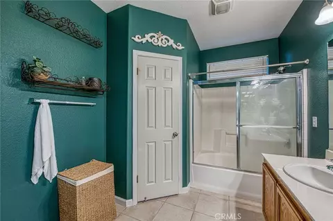 Bath - 588 Peach Dr, Chowchilla, CA 93610 photo 2 of 3