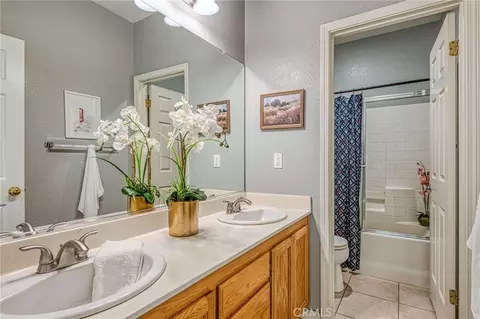 Bath - 588 Peach Dr, Chowchilla, CA 93610 photo 3 of 3
