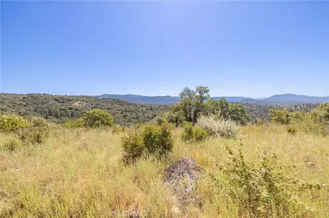 99 Old Yosemite Rd, Oakhurst, CA 93644