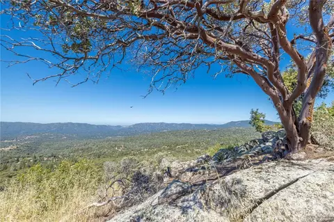 149 Old Yosemite Rd, Oakhurst, CA 93644