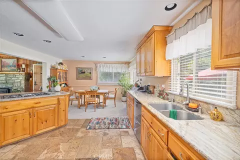 Kitchen - 45871 Sutton Dr, Oakhurst, CA 93644 photo 3 of 4
