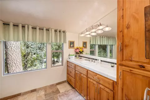 Bath - 45871 Sutton Dr, Oakhurst, CA 93644 photo 3 of 4