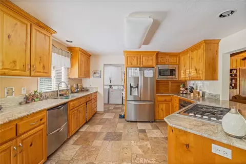 Kitchen - 45871 Sutton Dr, Oakhurst, CA 93644 photo 1 of 4