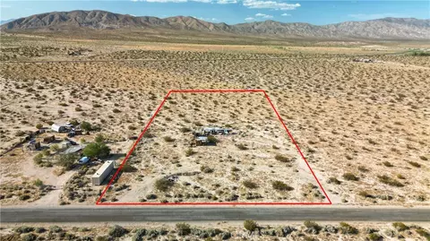 10313 E Lake Rd, Cantil, CA 93519