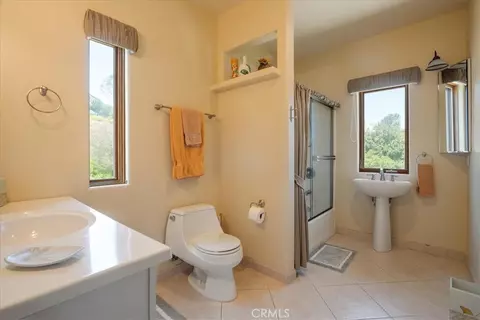 Bath - 1917 Santa Margarita Dr, Fallbrook, CA 92028 photo 2 of 8