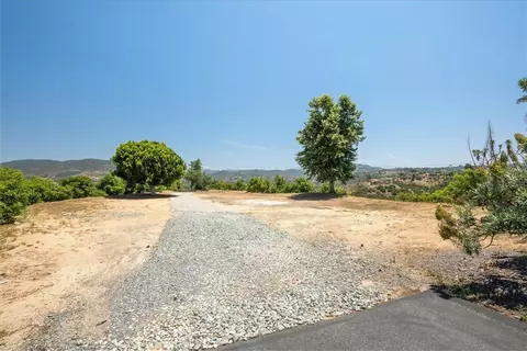 Exterior - 1917 Santa Margarita Dr, Fallbrook, CA 92028 photo 2 of 11
