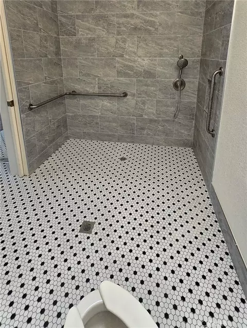 Bath - 30493 Danube Ct, Temecula, CA 92591 photo 2 of 5