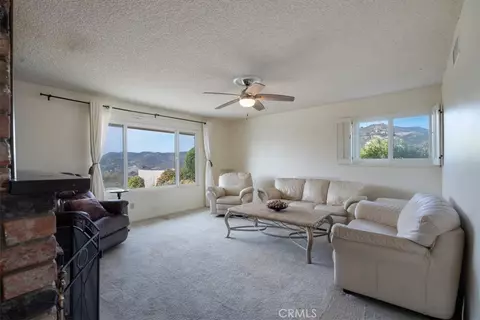 Living - 1509 Macadamia Dr, Fallbrook, CA 92028 photo 4 of 5