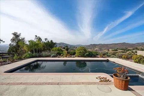 Exterior - 1509 Macadamia Dr, Fallbrook, CA 92028 photo 2 of 5