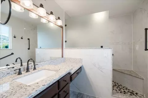 Bath - 1509 Macadamia Dr, Fallbrook, CA 92028 photo 1 of 3