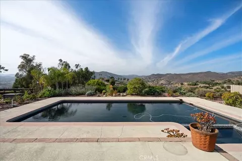 Exterior - 1509 Macadamia Dr, Fallbrook, CA 92028 photo 2 of 5
