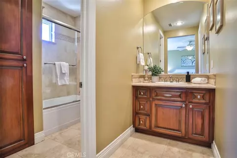 Bath - 39520 Colleen Way, Temecula, CA 92592 photo 8 of 9