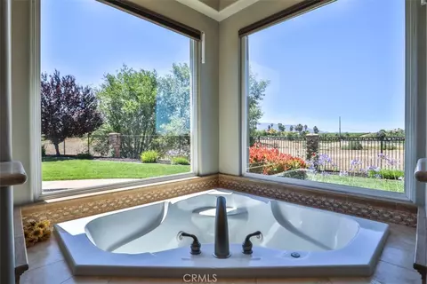 Bath - 39520 Colleen Way, Temecula, CA 92592 photo 5 of 9