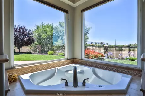 Bath - 39520 Colleen Way, Temecula, CA 92592 photo 4 of 8