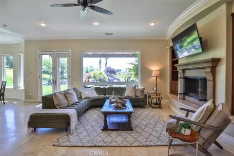 Living - 39520 Colleen Way, Temecula, CA 92592 photo 3 of 4