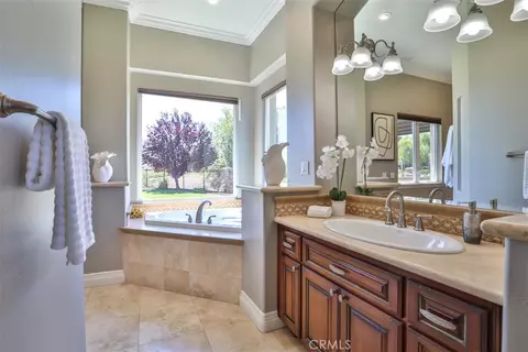 Bath - 39520 Colleen Way, Temecula, CA 92592 photo 4 of 9