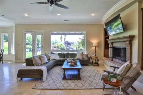 Living - 39520 Colleen Way, Temecula, CA 92592 photo 3 of 4