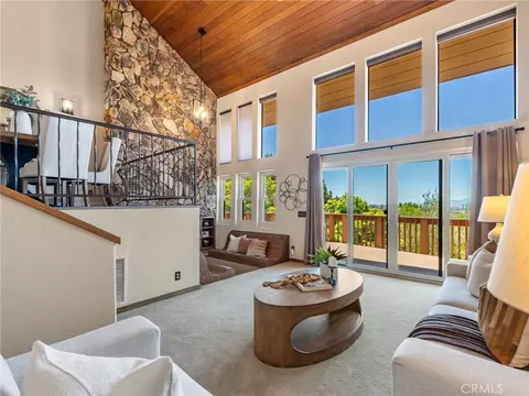 Living - 2248 Mil Sorpresas, Fallbrook, CA 92028 photo 5 of 8