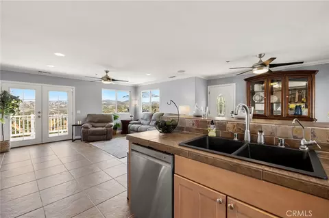 Kitchen - 2125 Puerto Del Mundo, Fallbrook, CA 92028 photo 5 of 5