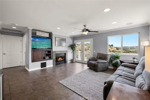 Living - 2125 Puerto Del Mundo, Fallbrook, CA 92028 photo 2 of 2
